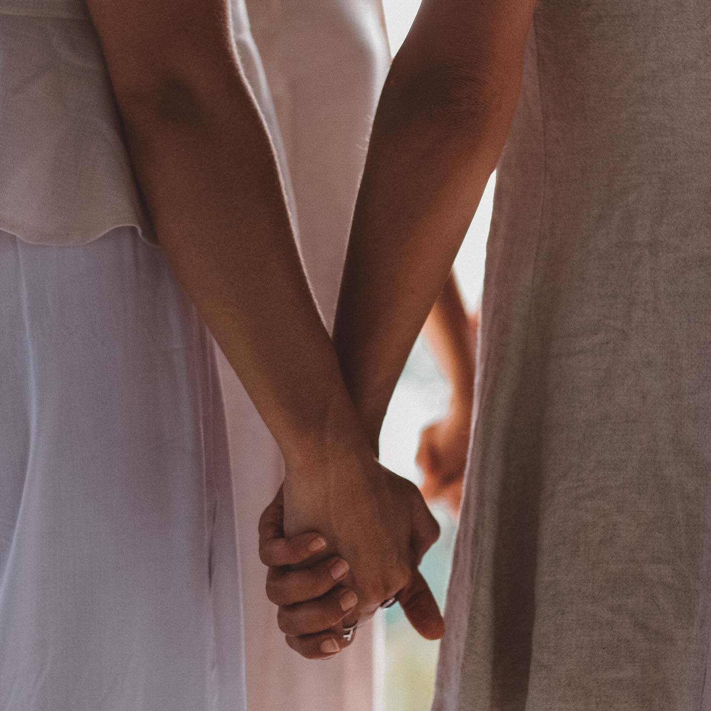 Deux femmes se tiennent la main