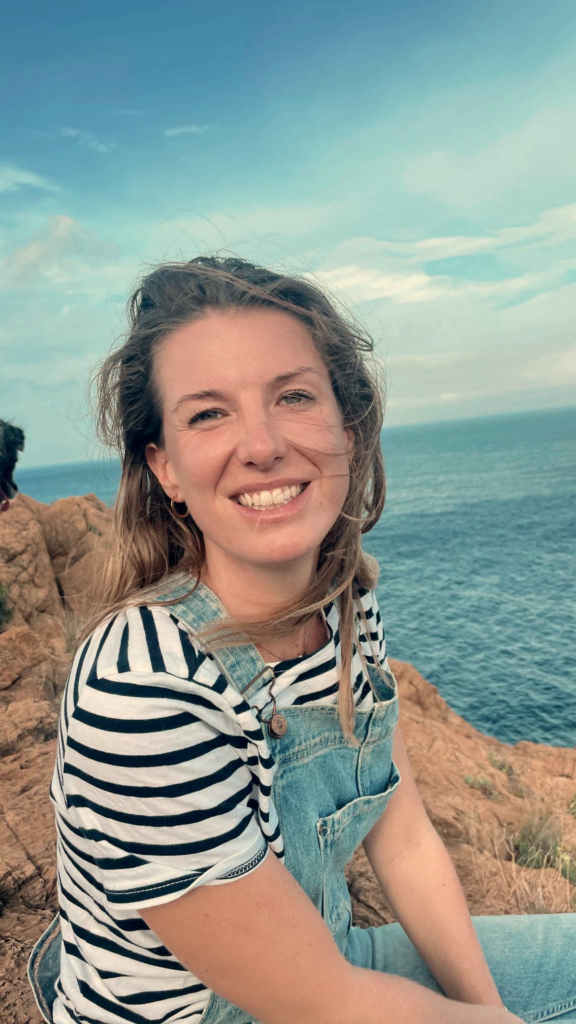 Morgane, souriante, au bord de la mer